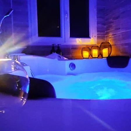 A L'Oree Des Pins - Gite Et Spa De 30 M2- Home Cinema Et Massage En Sup 쿠주-레-팡 외부 사진