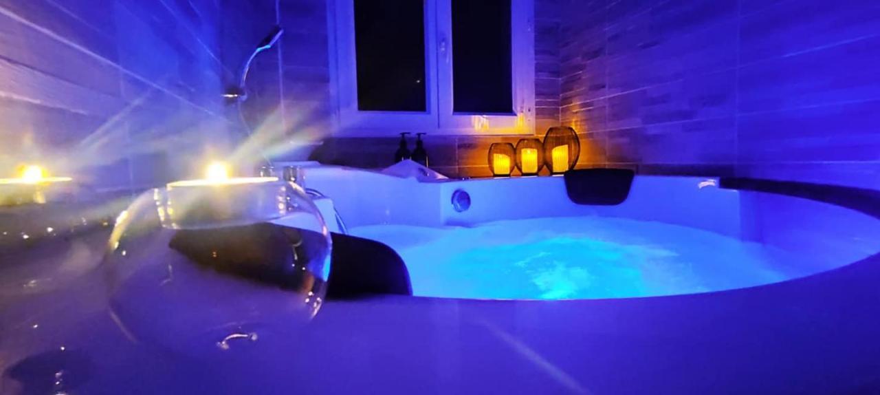 A L'Oree Des Pins - Gite Et Spa De 30 M2- Home Cinema Et Massage En Sup 쿠주-레-팡 외부 사진