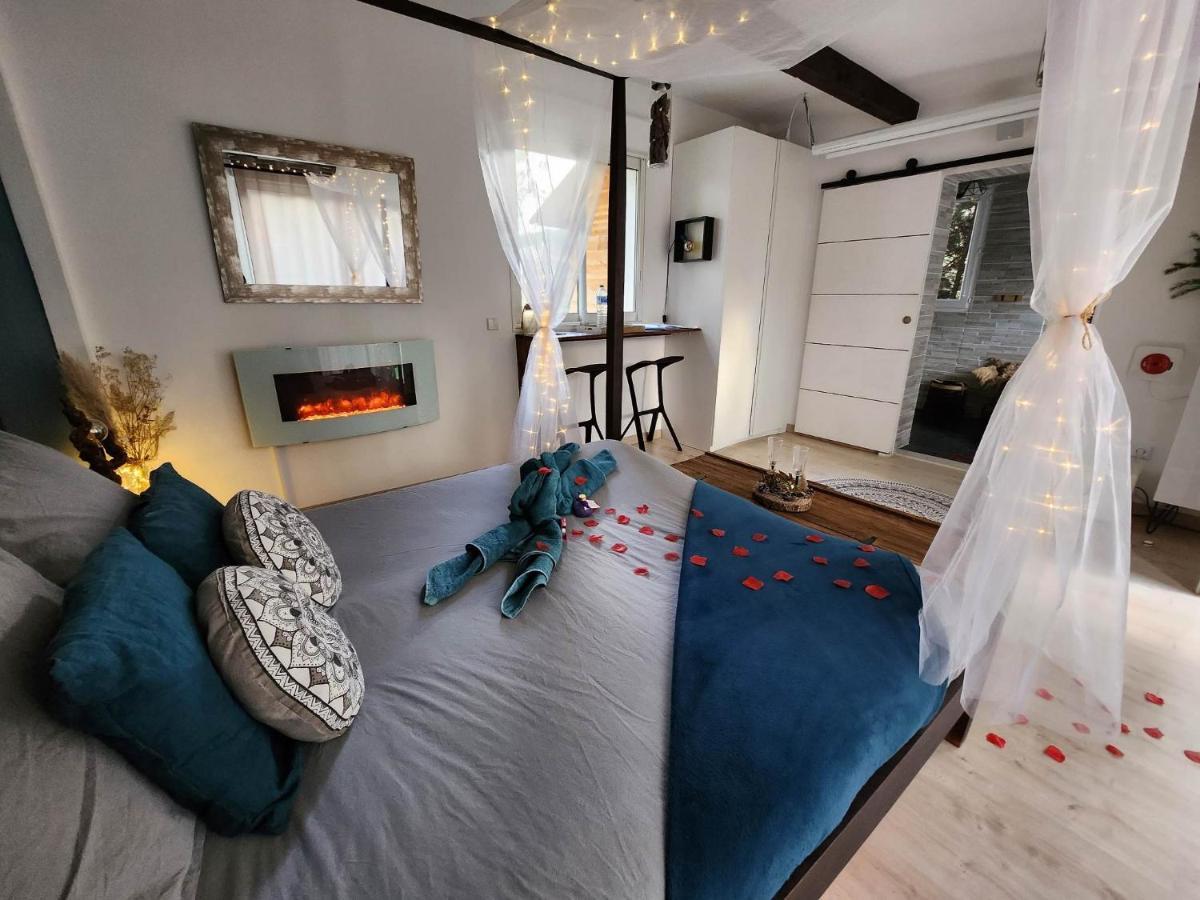 A L'Oree Des Pins - Gite Et Spa De 30 M2- Home Cinema Et Massage En Sup 쿠주-레-팡 외부 사진
