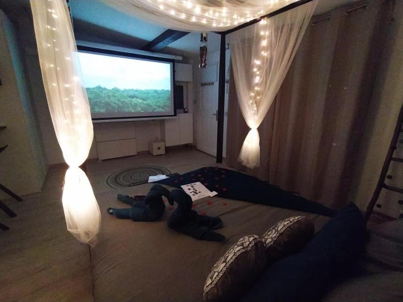 A L'Oree Des Pins - Gite Et Spa De 30 M2- Home Cinema Et Massage En Sup 쿠주-레-팡 외부 사진